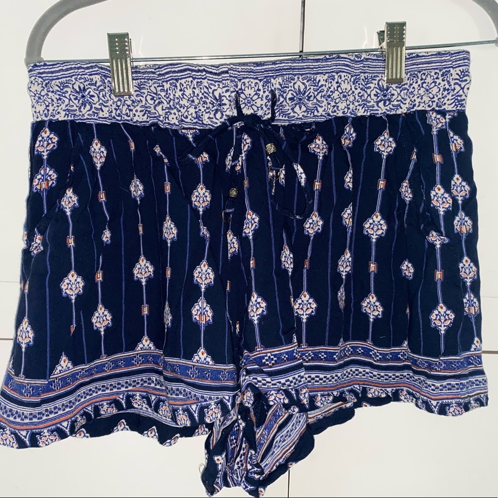 Francescas flowy navy patterned shorts sz large